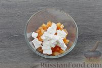 Фото приготовления рецепта: Скумбрия, запечённая с сыром фета и помидорами - шаг №3
