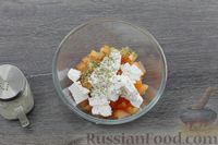 Фото приготовления рецепта: Скумбрия, запечённая с сыром фета и помидорами - шаг №4