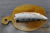 Фото приготовления рецепта: Скумбрия, запечённая с сыром фета и помидорами - шаг №8