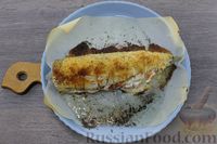 Фото приготовления рецепта: Скумбрия, запечённая с сыром фета и помидорами - шаг №10