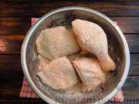 Фото приготовления рецепта: Жареная курица, тушенная в молочно-чесночном соусе (на сковороде) - шаг №5