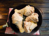 Фото приготовления рецепта: Жареная курица, тушенная в молочно-чесночном соусе (на сковороде) - шаг №6
