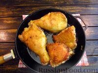 Фото приготовления рецепта: Жареная курица, тушенная в молочно-чесночном соусе (на сковороде) - шаг №7