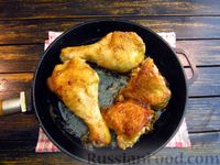 Фото приготовления рецепта: Жареная курица, тушенная в молочно-чесночном соусе (на сковороде) - шаг №12