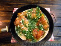 Фото приготовления рецепта: Жареная курица, тушенная в молочно-чесночном соусе (на сковороде) - шаг №13