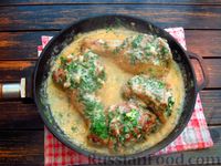 Фото приготовления рецепта: Жареная курица, тушенная в молочно-чесночном соусе (на сковороде) - шаг №14