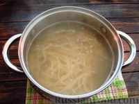Фото приготовления рецепта: Спагетти с консервированным тунцом и грибами - шаг №2