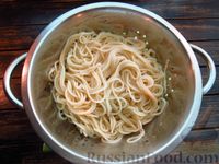 Фото приготовления рецепта: Спагетти с консервированным тунцом и грибами - шаг №3