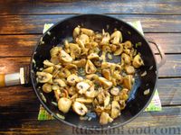 Фото приготовления рецепта: Спагетти с консервированным тунцом и грибами - шаг №8