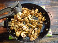 Фото приготовления рецепта: Спагетти с консервированным тунцом и грибами - шаг №9