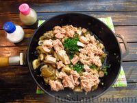 Фото приготовления рецепта: Спагетти с консервированным тунцом и грибами - шаг №11