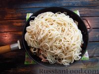Фото приготовления рецепта: Спагетти с консервированным тунцом и грибами - шаг №13