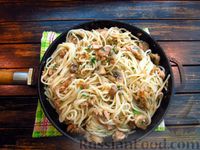 Фото приготовления рецепта: Спагетти с консервированным тунцом и грибами - шаг №14