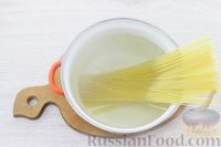 Фото приготовления рецепта: Спагетти в сливочно-томатном соусе - шаг №4