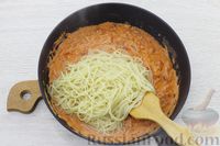 Фото приготовления рецепта: Спагетти в сливочно-томатном соусе - шаг №7