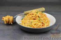 Фото приготовления рецепта: Спагетти в сливочно-томатном соусе - шаг №9