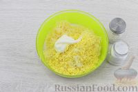 Фото приготовления рецепта: Закусочный торт из крабовых палочек с сыром и яйцами - шаг №6