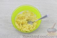 Фото приготовления рецепта: Закусочный торт из крабовых палочек с сыром и яйцами - шаг №7