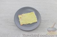Фото приготовления рецепта: Закусочный торт из крабовых палочек с сыром и яйцами - шаг №10