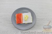Фото приготовления рецепта: Закусочный торт из крабовых палочек с сыром и яйцами - шаг №11
