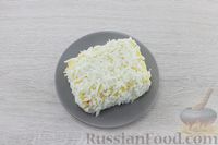 Фото приготовления рецепта: Закусочный торт из крабовых палочек с сыром и яйцами - шаг №14
