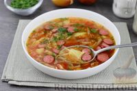 Фото к рецепту: Томатный суп с колбасками, фасолью и капустой