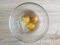 Фото приготовления рецепта: Салат с куриной печенью, маринованными огурцами и яично-сырными блинчиками - шаг №5