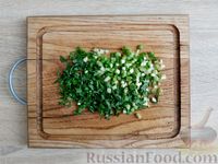 Фото приготовления рецепта: Салат с куриной печенью, маринованными огурцами и яично-сырными блинчиками - шаг №15