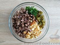 Фото приготовления рецепта: Салат с куриной печенью, маринованными огурцами и яично-сырными блинчиками - шаг №16