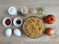 Фото приготовления рецепта: Макароны с луком и яйцом в томатном соусе (на сковороде) - шаг №1