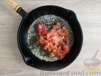 Фото приготовления рецепта: Макароны с луком и яйцом в томатном соусе (на сковороде) - шаг №7