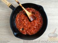 Фото приготовления рецепта: Макароны с луком и яйцом в томатном соусе (на сковороде) - шаг №8
