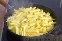 Фото приготовления рецепта: Жареная картошка с солёными грибами - шаг №3