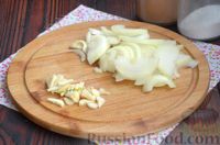 Фото приготовления рецепта: Жареная картошка с солёными грибами - шаг №4