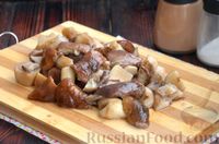 Фото приготовления рецепта: Жареная картошка с солёными грибами - шаг №6
