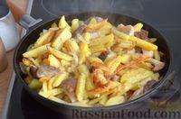 Фото приготовления рецепта: Жареная картошка с солёными грибами - шаг №8