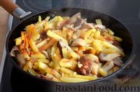 Фото приготовления рецепта: Жареная картошка с солёными грибами - шаг №9