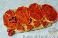 Фото приготовления рецепта: Сухарики-сердечки с томатом и пряными травами - шаг №4