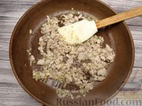 Фото приготовления рецепта: Открытые слоёные пирожки с картошкой, куриным филе, солёными огурцами и сыром - шаг №10