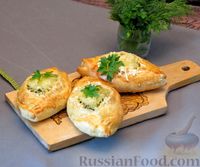 Фото приготовления рецепта: Открытые слоёные пирожки с картошкой, куриным филе, солёными огурцами и сыром - шаг №20