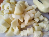 Фото приготовления рецепта: Тушёный картофель с грибами и рёбрышками - шаг №3