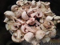Фото приготовления рецепта: Тушёный картофель с грибами и рёбрышками - шаг №5
