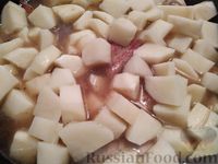 Фото приготовления рецепта: Тушёный картофель с грибами и рёбрышками - шаг №6