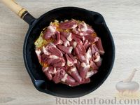 Фото приготовления рецепта: Макароны с куриными сердечками в томатном соусе - шаг №5