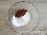 Фото приготовления рецепта: Шоколадные кексы с изюмом, глазурью и кокосовой посыпкой - шаг №5