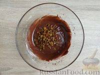 Фото приготовления рецепта: Шоколадные кексы с изюмом, глазурью и кокосовой посыпкой - шаг №7
