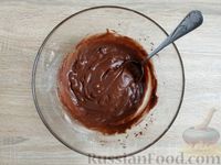 Фото приготовления рецепта: Шоколадные кексы с изюмом, глазурью и кокосовой посыпкой - шаг №8