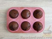Фото приготовления рецепта: Шоколадные кексы с изюмом, глазурью и кокосовой посыпкой - шаг №10