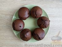 Фото приготовления рецепта: Шоколадные кексы с изюмом, глазурью и кокосовой посыпкой - шаг №11