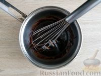 Фото приготовления рецепта: Шоколадные кексы с изюмом, глазурью и кокосовой посыпкой - шаг №14